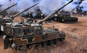 מייצור מקומי. תותחי הצבא הזר בפעולה (צילום: DONG-A ILBO/AFP/GettyImages)
