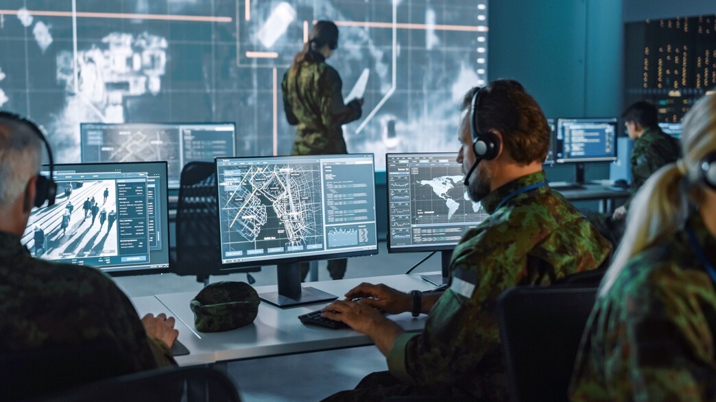 חיילים בחדר מבצעים 