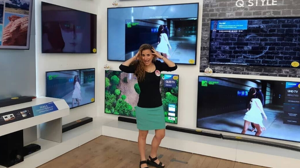 חיה הרפז בחנות מסכים