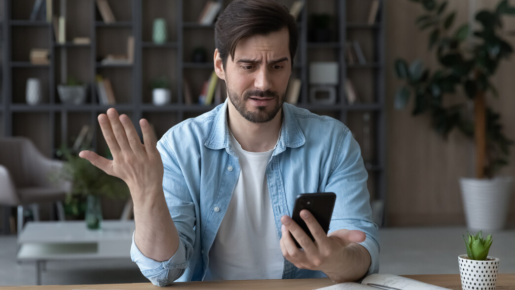 גבר מתוסכל במשרד 