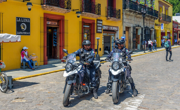 שוטרים על אופנוע במקסיקו (צילום: mark stephens photography, shutterstock)