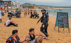 שוטר בחוף במקסיקו (צילום: CactusPilot, shutterstock)