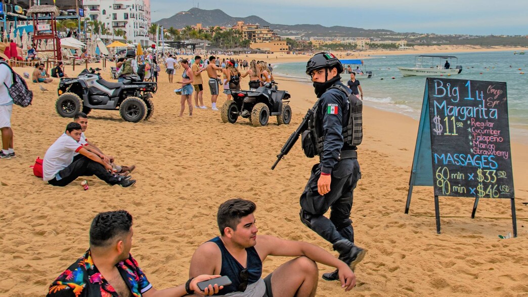 שוטר בחוף במקסיקו (צילום: CactusPilot, shutterstock)