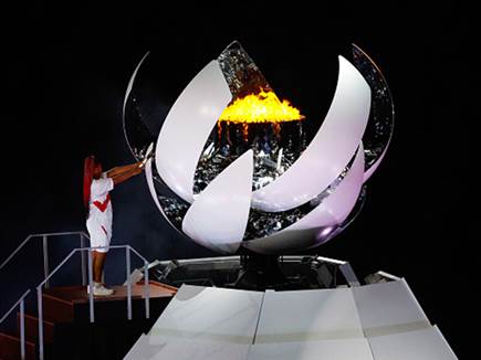 נאומי אוסקה מדליקה את האש האולימפית בטוקיו. מרגיש כמו אתמול (getty (צילום: ספורט 5)
