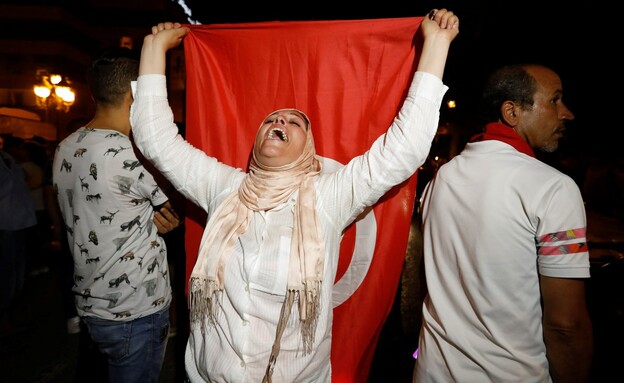 חגיגות בתוניסיה לאחר אישור החוקה החדשה (צילום: רויטרס)