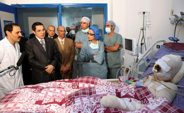הנשיא לשעבר בן עלי עם מוחמד בועזיזי בבית החולים, 2 (צילום: רויטרס)