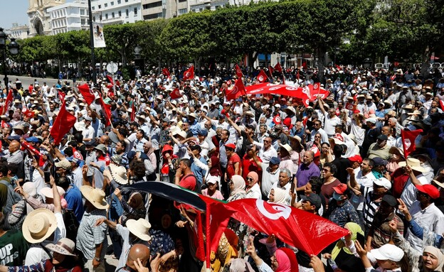הפגנות נגד החוקה החדשה של הנשיא סעיד (צילום: רויטרס)