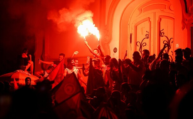 חגיגות בתוניסיה לאחר אישור החוקה החדשה (צילום: רויטרס)