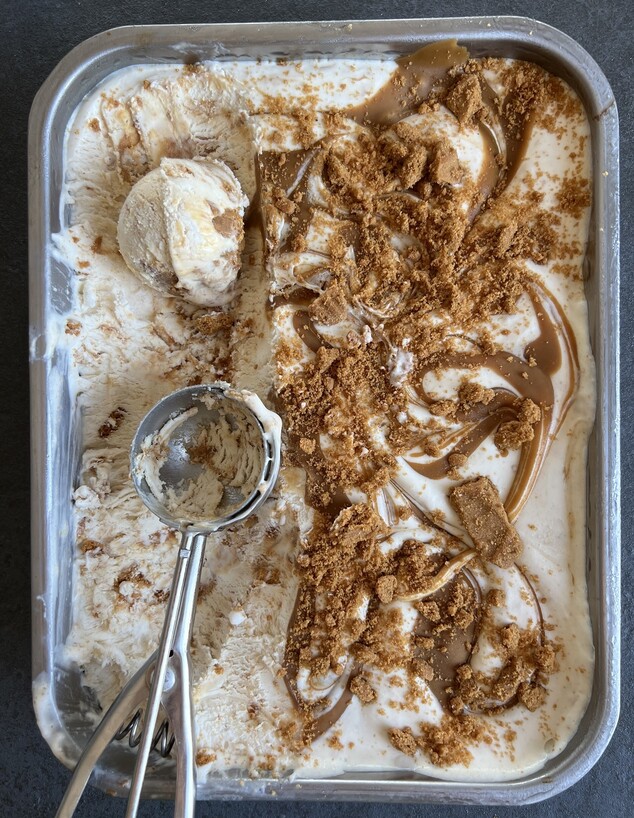 גלידה עם לוטוס  (צילום: עדי קלינגהופר, mako אוכל)