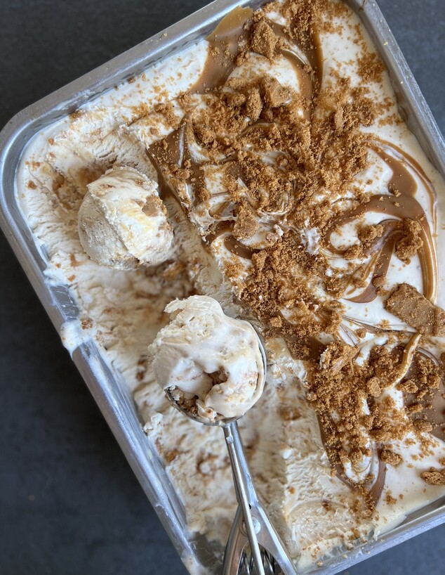 גלידה לוטוס עם כף גלידה (צילום: עדי קלינגהופר, mako אוכל)