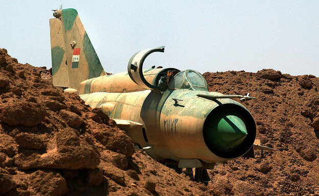 מטוס מיג שכוסה בחול בעיראק