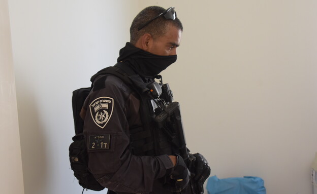 שוטר לפני הפשיטה בעכו (צילום: משטרת ישראל)