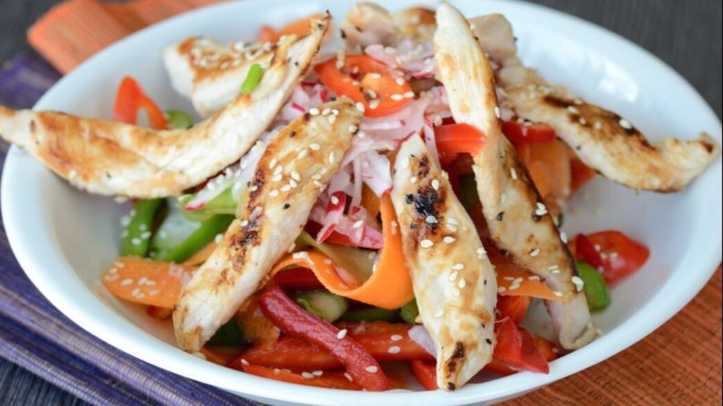 סלט עוף אסייתי סלט עוף אסייתי