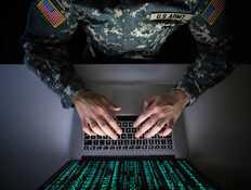 חייל מצבא ארה"ב כותב קוד במחשב (צילום: Aleksandar Malivuk, shutterstock)