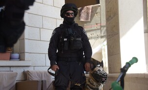 שוטר לפני הפשיטה בעכו (צילום: משטרת ישראל)