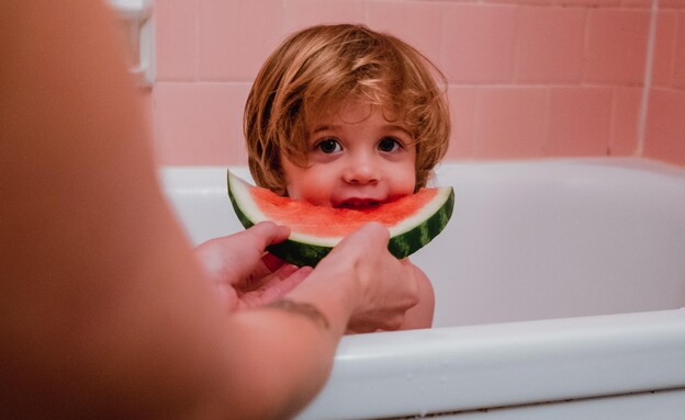 ילד אוכל אבטיח באמבטיה (אילוסטרציה: סאלי פאראג, shutterstock)