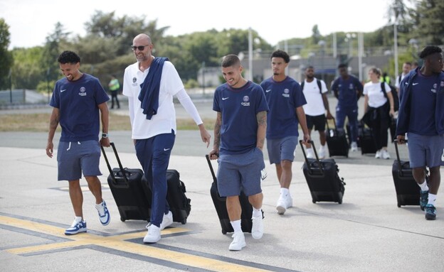 שחקני פריז סן ז'רמן עולים על המטוס לישראל (צילום: psg)