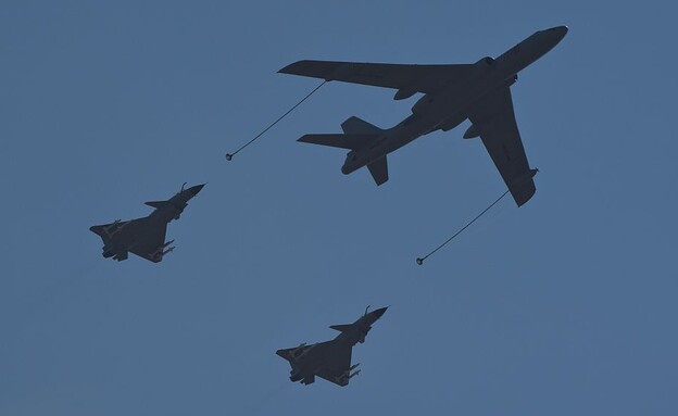 המטוס המפציץ בפעולה (צילום: GREG BAKER/AFP/GettyImages)