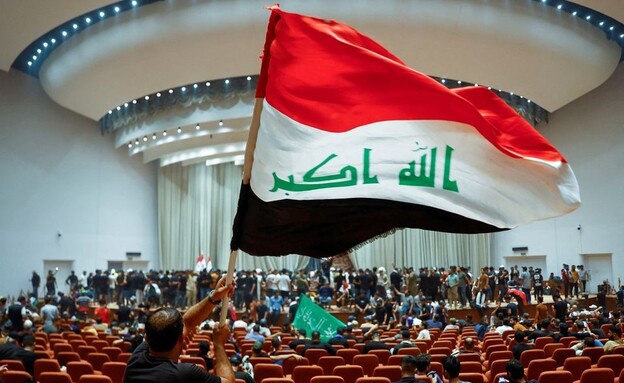 מפגינים עיראקים בפרלמנט בבגדאד (צילום: AP)