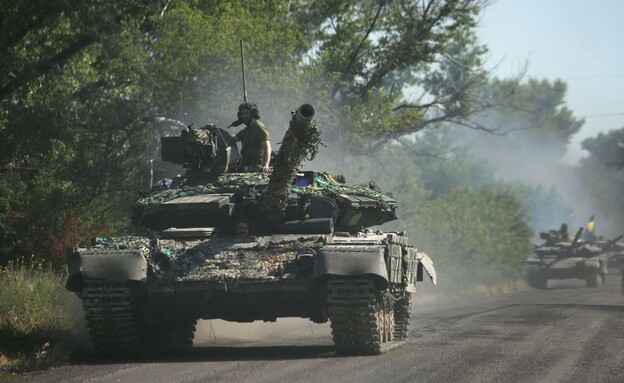 שיירת טנקים אוקראינית באיזור דונבאס, אוקראינה (צילום: AFP, Getty images)