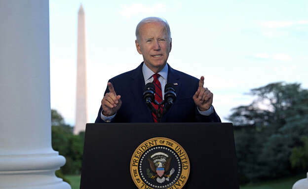 נשיא ארה"ב ביידן ממרפסת בידודו (צילום: רויטרס)