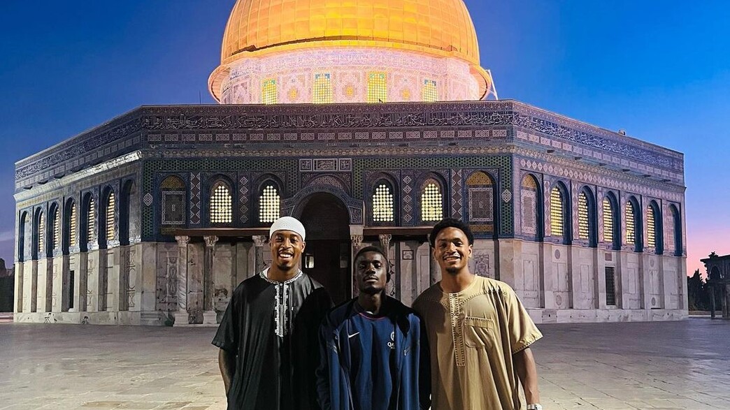השחקנים על רקע כיפת הסלע השחקנים על רקע כיפת הסלע