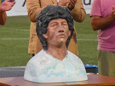 "שיער של סטאלון". הפסל השנוי במחלוקת (עמוד הטוויטר של נבחרת ארגנטי (צילום: ספורט 5)