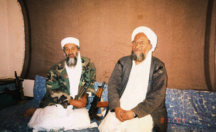 איימן א-זוואהירי, מנהיג אל-קאעידה שחוסל, יחד עם בן (צילום: רויטרס)