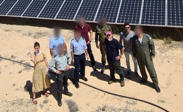 תחנה היברידית עם פאנלים סולריים בבסיס צה״ל.