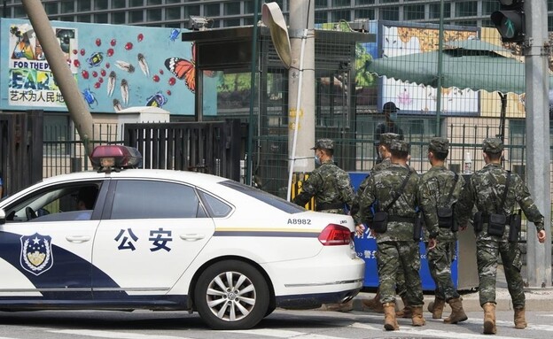 חיילים סינים סמוך לשגרירות ארה"ב בבייג'ינג (צילום: רויטרס)