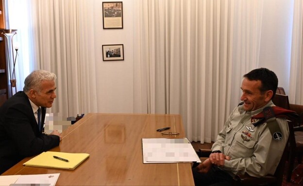 רה''מ יאיר לפיד בפגישתו עם האלוף הרצי הלוי  (צילום: חיים צח, לע"מ)