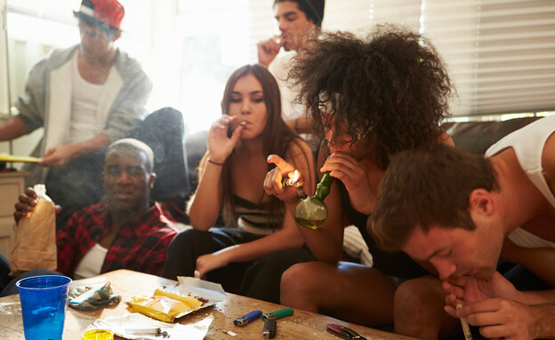בני נוער מעשנים (צילום: Monkey Business Images, Shutterstock)