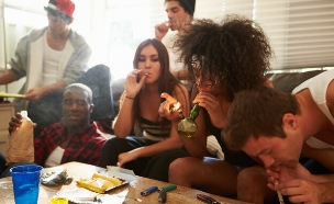 בני נוער מעשנים (צילום: Monkey Business Images, Shutterstock)