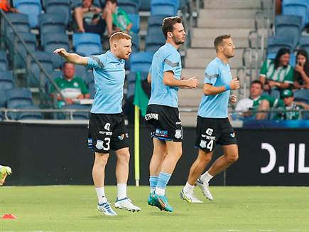 בצד השני, עידו שחר (ממכבי ת"א) ניסה לתקל את היוזמה (צילום: אלן שיבר)