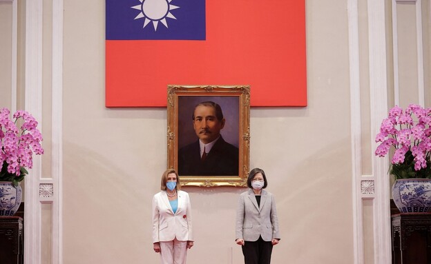ננסי פלוסי ונשיאת טייוואן צאי אינג-וון (צילום: רויטרס)