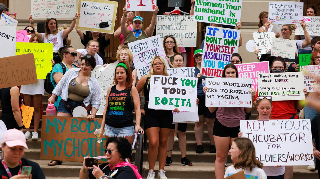 הפגנות בעד הזכות להפלות בארה"ב (צילום: Jeremy Hogan/SOPA Images/LightRocket via Getty Images)