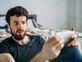 גבר מביט בטלפון (צילום: SGSHOT, Shutterstock)