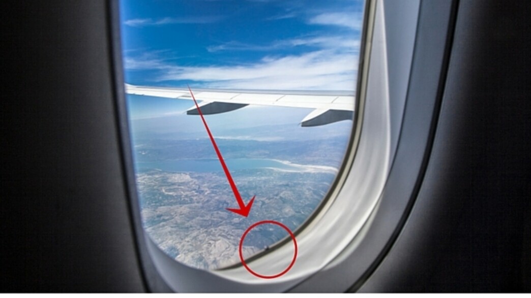חלון של מטוס חלון של מטוס