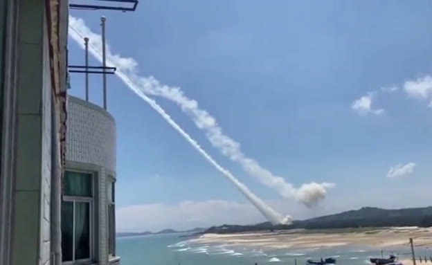 צבא סין יורה טילים לעבר מיצר טייוואן (צילום: חדשות)