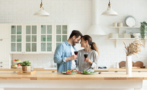 כוסית יין בדייט  (צילום: fizkes, shutterstock)