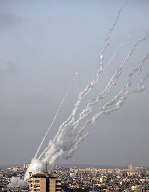 רקטות נורות מעזה לישראל במהלך מבצע שומר החומות (צילום: Khalil Hamra, ap)