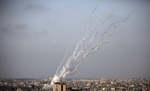 רקטות נורות מעזה לישראל במהלך מבצע שומר החומות (צילום: Khalil Hamra, ap)