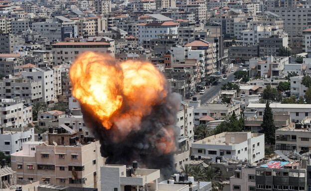 מבצע עלות השחר הפצצה במרכז עזה (צילום: רויטרס)