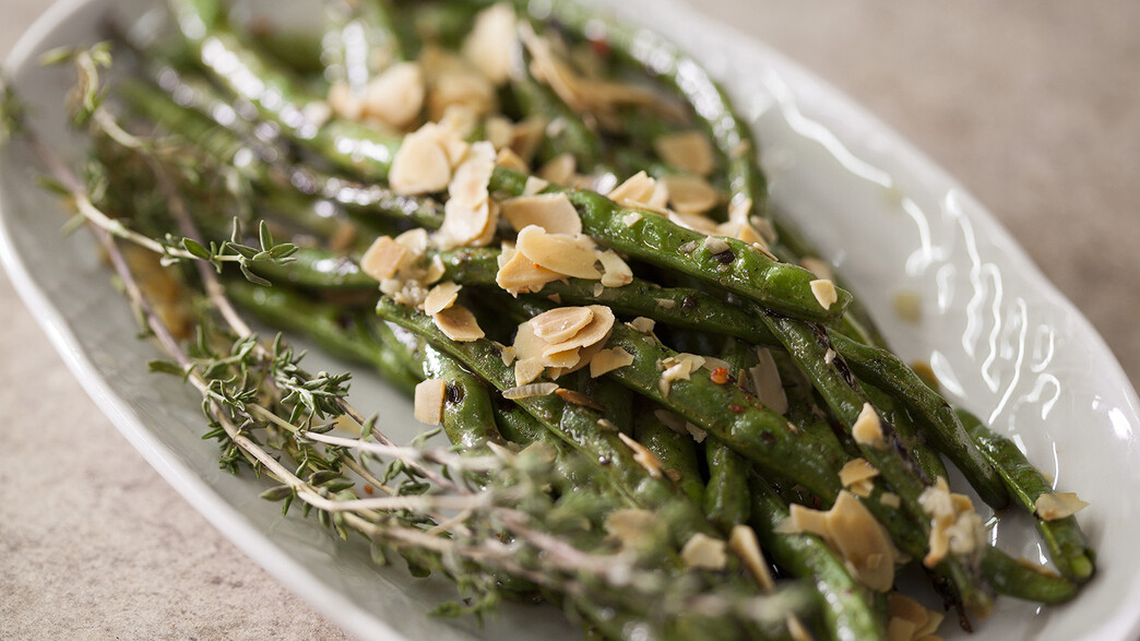 סלט לוביה, שום ושקדים