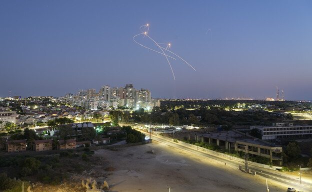 מבצע עלות השחר: סוללת כיפת ברזל בפעולה באשקלון (צילום: AP)