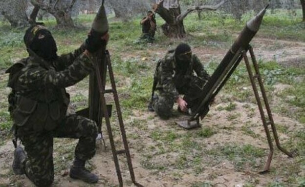 פעילי טרור עזתים מתכוננים לירי רקטות לעבר ישראל (צילום: ap)