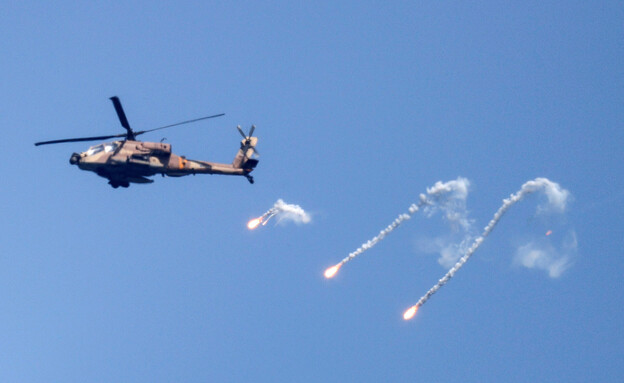 מבצע עלות השחר: מסוק אפאצ'י של חיל האוויר מעל רצוע (צילום: רויטרס)