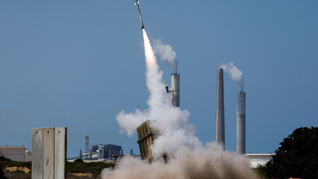 מבצע עלות השחר: כיפת ברזל מיירטת רקטה