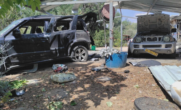 מכונית שנפגעה מרקטה במבצע "עלות השחר" (צילום: באדיבות המשפחה)
