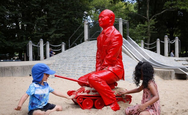 הפסל של פוטין בסנטרל פארק בניו יורק (צילום: רויטרס)